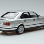 BMW Alpina B10 4.6 E34 Zilver MCG 1:18