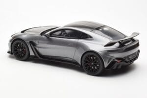 Aston Martin V12 Vantage Magnetic Argent GT Spirit 1:18 GT443 Résine — image 5 sur 6