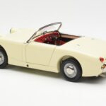 Austin-Healey Sprite Mk I Open Old English Blanc Kyosho 1:18 - image 7 of 8