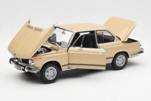 BMW 2002 Ti E10 Sahara Beige Kyosho 1:18 08541BG Métal — image 2 sur 8