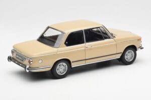 BMW 2002 Ti E10 Sahara Beige Kyosho 1:18 08541BG Métal — image 3 sur 8