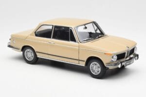 BMW 2002 Ti E10 Sahara Beige Kyosho 1:18 08541BG Métal — image 6 sur 8