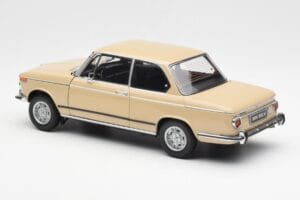 BMW 2002 Ti E10 Sahara Beige Kyosho 1:18 08541BG Métal — image 7 sur 8