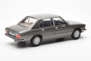 BMW 520i E28 Gris MCG 1:18 MCG18121 Métal — image 2 sur 6