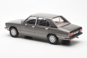 BMW 520i E28 Gris MCG 1:18 MCG18121 Métal — image 5 sur 6