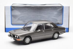 BMW 520i E28 Gris MCG 1:18 MCG18121 Métal — image 6 sur 6