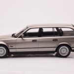 BMW 530i E34 Touring Gris Métallisé MCG 1:18 - image 3 of 6