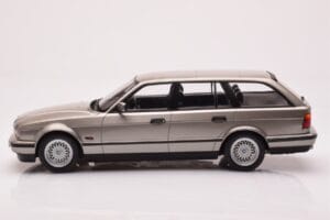BMW 530i E34 Touring Gris Métallisé MCG 1:18 MCG18330 Métal — image 3 sur 6