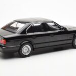 BMW 540i E34 Noir Metallic MCG 1:18 - image 2 of 6