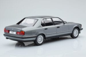 BMW 7 Series E32 740i Argent MCG 1:18 MCG18161 Métal — image 2 sur 5