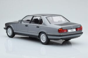 BMW 7 Series E32 740i Argent MCG 1:18 MCG18161 Métal — image 4 sur 5