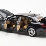 BMW 750Li F02 Facelift Carbon Noir Kyosho 1:18 - image 5 of 8
