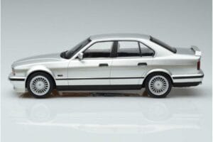 BMW Alpina B10 4.6 E34 Argent MCG 1:18 MCG18231 Métal — image 3 sur 5
