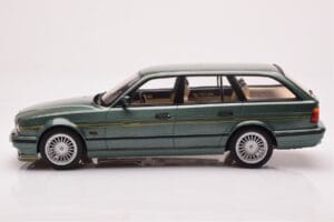 BMW Alpina B10 E34 Touring Vert Foncé MCG 1:18 MCG18331 Métal — image 3 sur 6