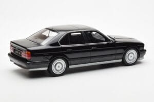 BMW M5 E34 Noir Otto 1:18 OT690 Résine — image 2 sur 6