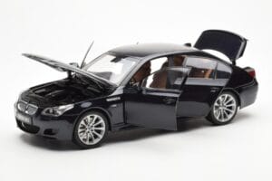 BMW M5 E60 Carbon Noir Kyosho 1:18 08593BK Métal — image 2 sur 8
