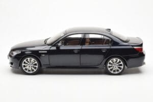 BMW M5 E60 Carbon Noir Kyosho 1:18 08593BK Métal — image 4 sur 8