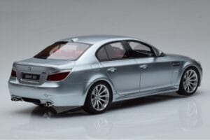 BMW M5 E60 Argent Otto 1:18 OT426 Résine — image 2 sur 6