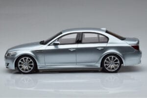 BMW M5 E60 Argent Otto 1:18 OT426 Résine — image 3 sur 6