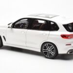 BMW X5 G05 Blanc Paragon 1:18 - image 7 of 8