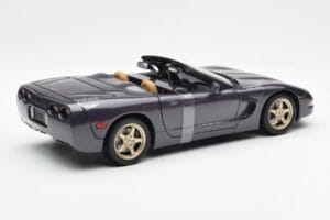 Chevrolet Corvette C5 Cabriolet Violet Nacré Métallique UT Models 1:18 21010 Métal — image 2 sur 6
