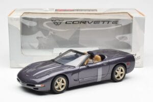 Chevrolet Corvette C5 Cabriolet Violet Nacré Métallique UT Models 1:18 21010 Métal — image 6 sur 6