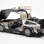DeLorean DMC-12 Time Machine Back to the Future Argent Sun Star 1:18 - image 7 of 8