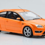 Ford Focus Mk2 ST 2.5 Electric Orange Otto 1:18 - image 4 of 6