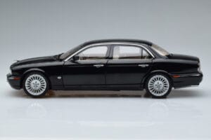 Jaguar XJ6 X350 Ebony Noir Almost Real 1:18 810501 Métal — image 5 sur 11
