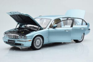 Jaguar XJ6 X350 Seafrost Bleu Clair Almost Real 1:18 810503 Métal — image 2 sur 11
