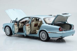 Jaguar XJ6 X350 Seafrost Bleu Clair Almost Real 1:18 810503 Métal — image 3 sur 11