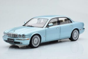 Jaguar XJ6 X350 Seafrost Bleu Clair Almost Real 1:18 810503