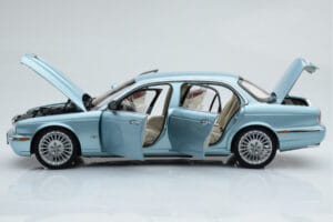 Jaguar XJ6 X350 Seafrost Bleu Clair Almost Real 1:18 810503 Métal — image 5 sur 11