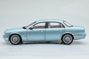 Jaguar XJ6 X350 Seafrost Bleu Clair Almost Real 1:18 810503 Métal — image 6 sur 11