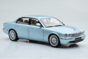 Jaguar XJ6 X350 Seafrost Bleu Clair Almost Real 1:18 810503 Métal — image 7 sur 11