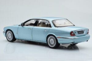 Jaguar XJ6 X350 Seafrost Bleu Clair Almost Real 1:18 810503 Métal — image 8 sur 11