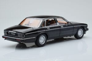 Jaguar XJ6 XJ40 Ebony Noir Almost Real 1:18 810543 Métal — image 3 sur 11
