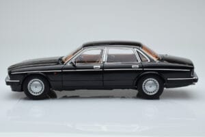 Jaguar XJ6 XJ40 Ebony Noir Almost Real 1:18 810543 Métal — image 4 sur 11