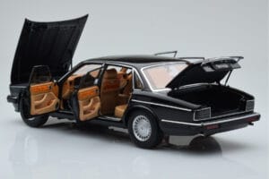 Jaguar XJ6 XJ40 Ebony Noir Almost Real 1:18 810543 Métal — image 5 sur 11