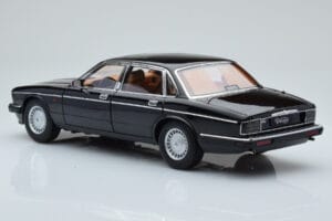Jaguar XJ6 XJ40 Ebony Noir Almost Real 1:18 810543 Métal — image 7 sur 11