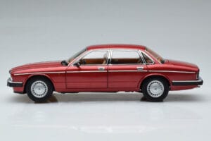Jaguar XJ6 XJ40 Flamenco Rouge Almost Real 1:18 810541 Métal — image 5 sur 11