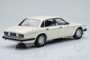 Jaguar XJ6 XJ40 Glacier Blanc Almost Real 1:18 810542 Métal — image 3 sur 11