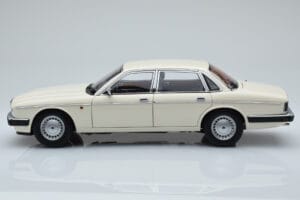 Jaguar XJ6 XJ40 Glacier Blanc Almost Real 1:18 810542 Métal — image 4 sur 11