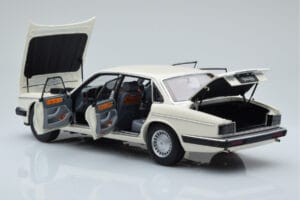 Jaguar XJ6 XJ40 Glacier Blanc Almost Real 1:18 810542 Métal — image 5 sur 11