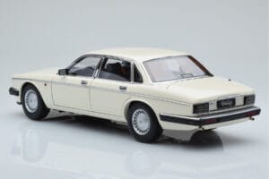 Jaguar XJ6 XJ40 Glacier Blanc Almost Real 1:18 810542 Métal — image 7 sur 11