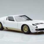 Lamborghini Miura SV Blanc AUTOart 1:18 - image 6 of 8