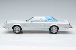 Lincoln Continental Mark V Argent MCG 1:18 MCG18403 Métal — image 3 sur 6