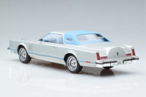 Lincoln Continental Mark V Argent MCG 1:18 MCG18403 Métal — image 5 sur 6