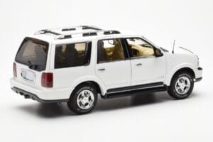 Lincoln Navigator Blanc AUTOart 1:18 72761 Métal — image 3 sur 8