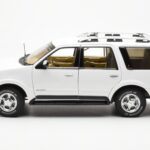 Lincoln Navigator Blanc AUTOart 1:18 - image 4 of 8